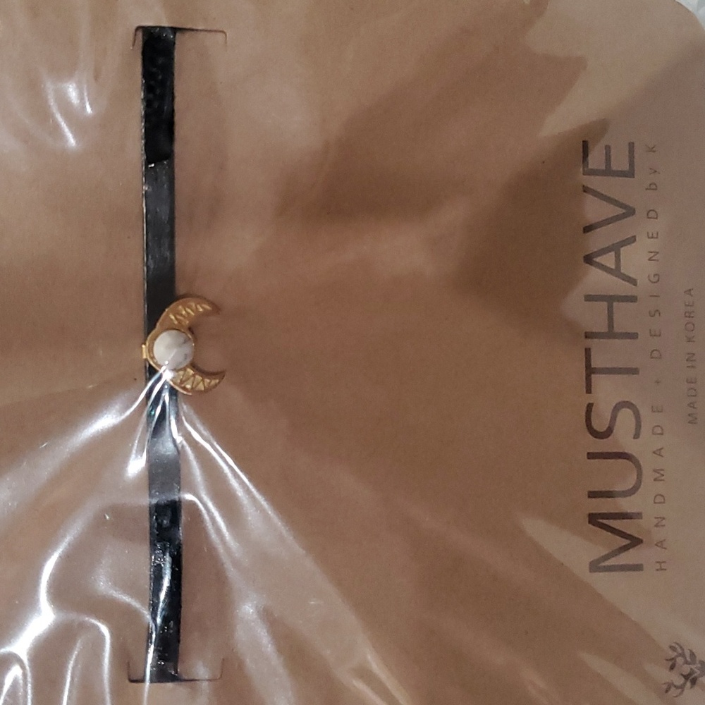Musthave white stone horns pendant
